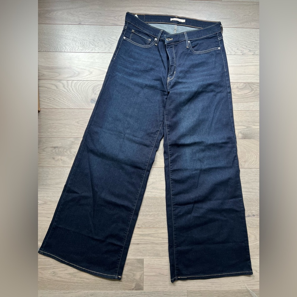 Levi's 318 Shaping Wide Leg jeans in a women's size 33.